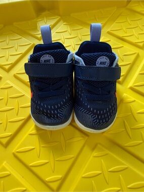 Nike Toddler Navy and White Hook-and-Loop Sneakers
